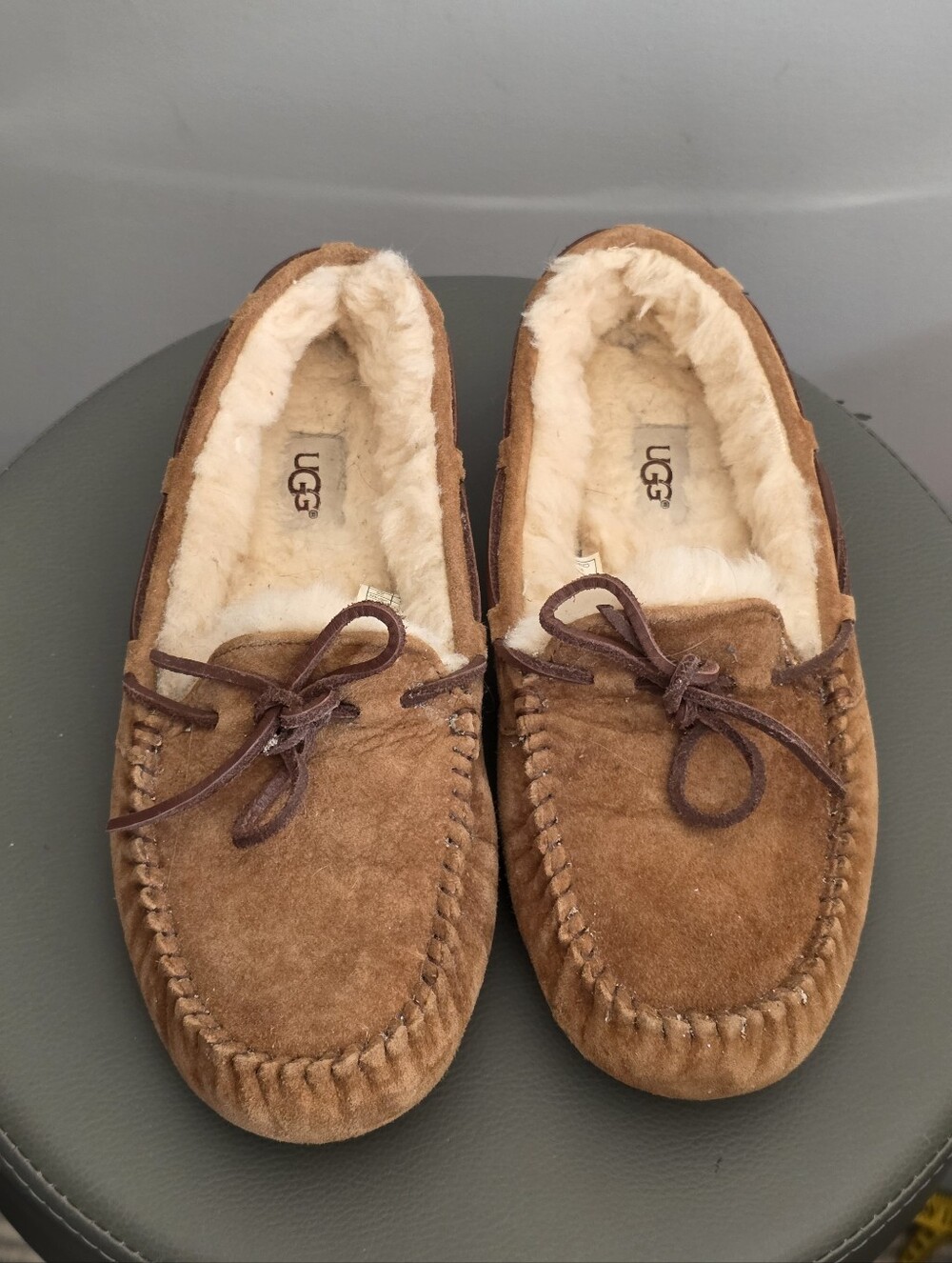 UGG Dakota Moccasin Slippers Womens Size 8 Chestnut Brown Sheepskin Lined Suede